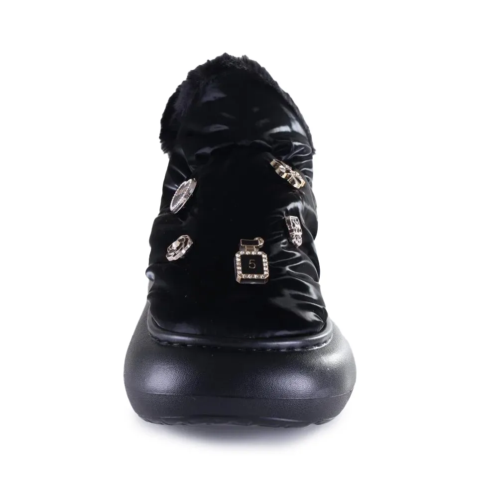Pantufa Flowfa Lucy Metal preta vista frontal mostrando bico arredondado acolchoado e aplicações metálicas.